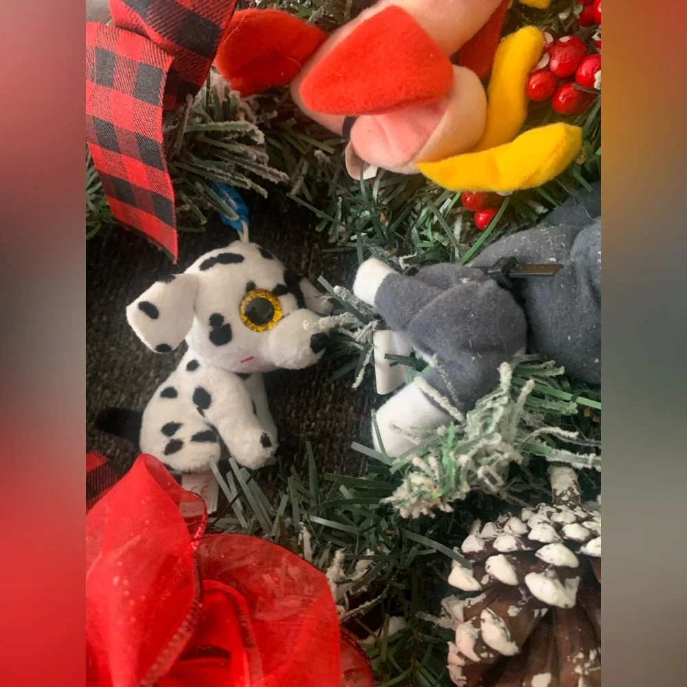TY BEANIE BABY MINI COLLECTABLES W/ SNOWY PINECONES ON A WREATH